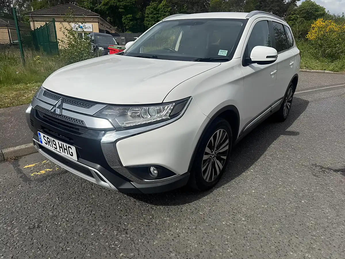 Used 2019 Mitsubishi Outlander Juro White - Interior and Exterior details 3