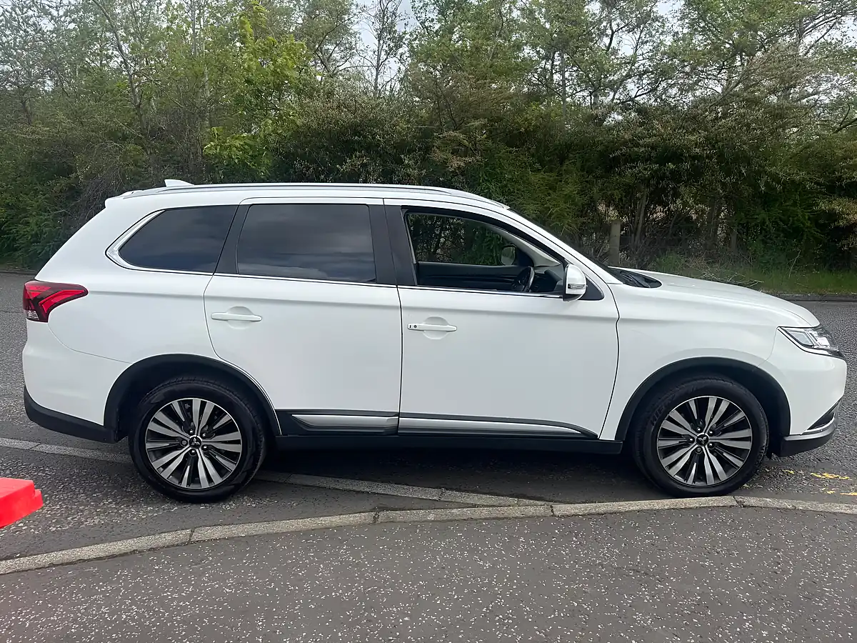 Used 2019 Mitsubishi Outlander Juro White - Interior and Exterior details 4