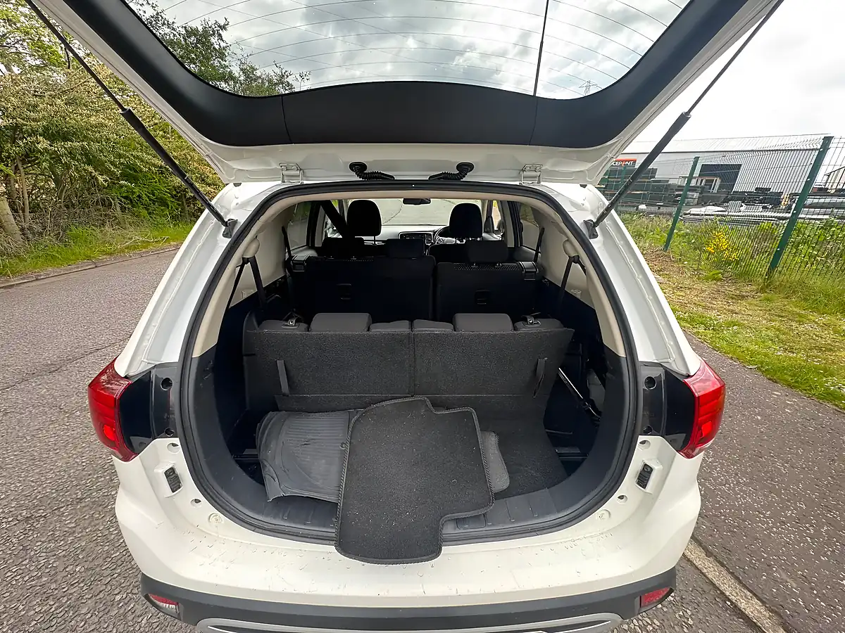 Used 2019 Mitsubishi Outlander Juro White - Interior and Exterior details 8