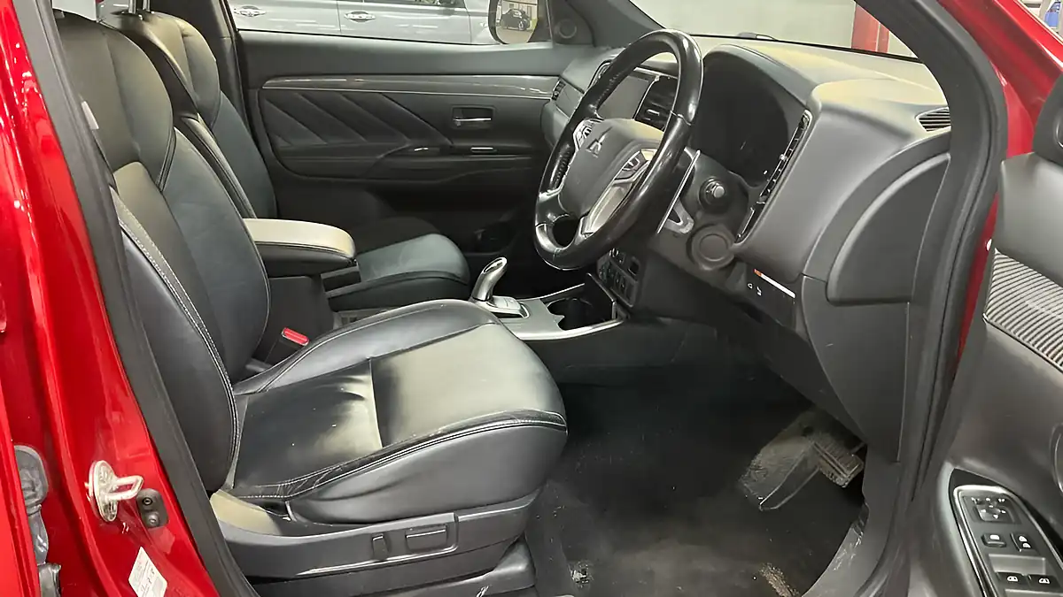Used 2019 Mitsubishi Outlander Red - Interior and Exterior details 14