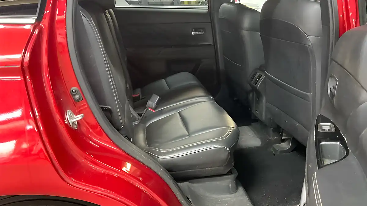 Used 2019 Mitsubishi Outlander Red - Interior and Exterior details 18