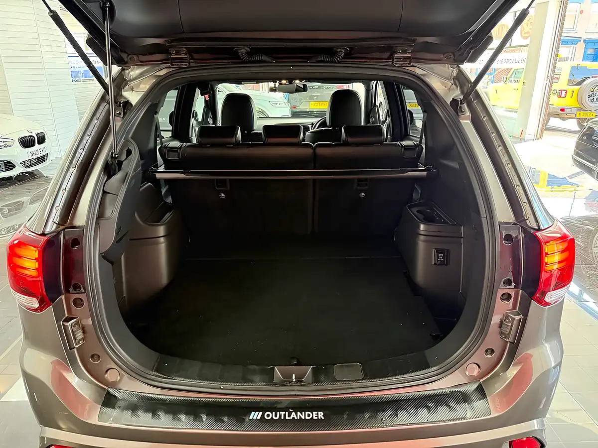 Used 2019 Mitsubishi Outlander Twinmotor Brown - Interior and Exterior details 11
