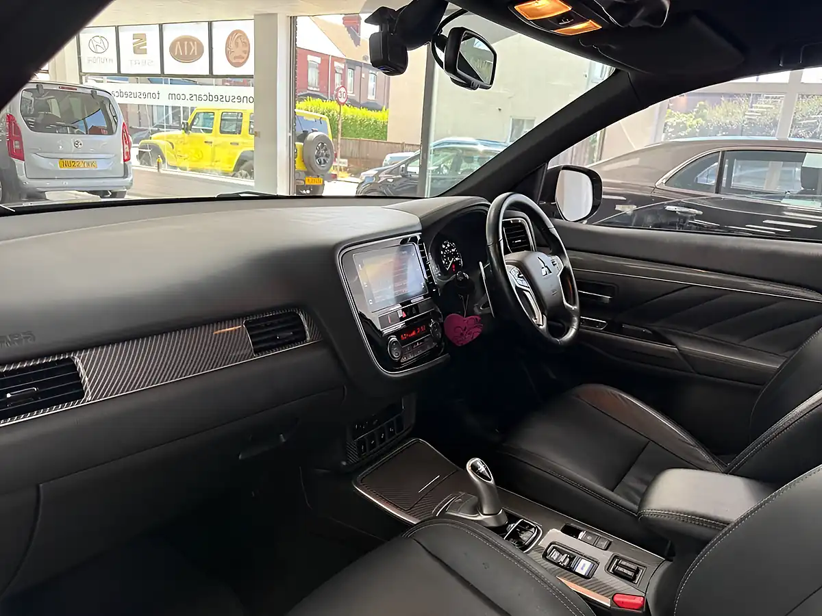 Used 2019 Mitsubishi Outlander Twinmotor Brown - Interior and Exterior details 15