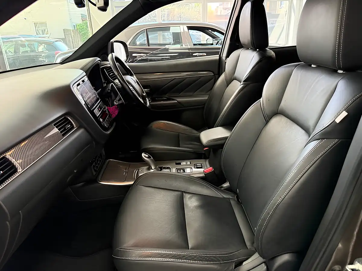Used 2019 Mitsubishi Outlander Twinmotor Brown - Interior and Exterior details 16