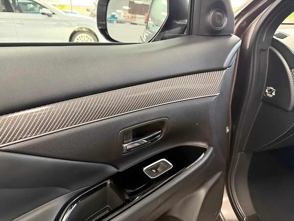 Used 2019 Mitsubishi Outlander Twinmotor Brown - Interior and Exterior details 17