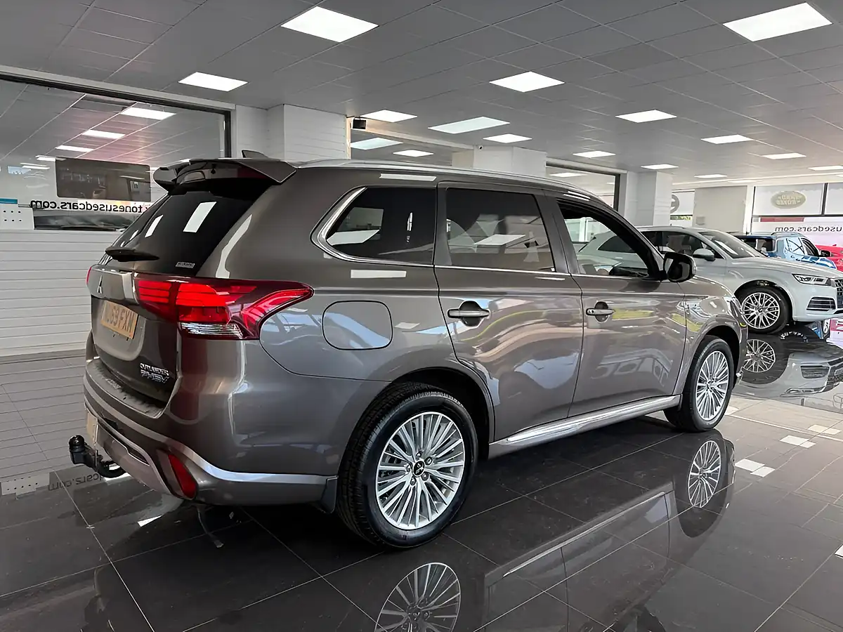 Used 2019 Mitsubishi Outlander Twinmotor Brown - Interior and Exterior details 2