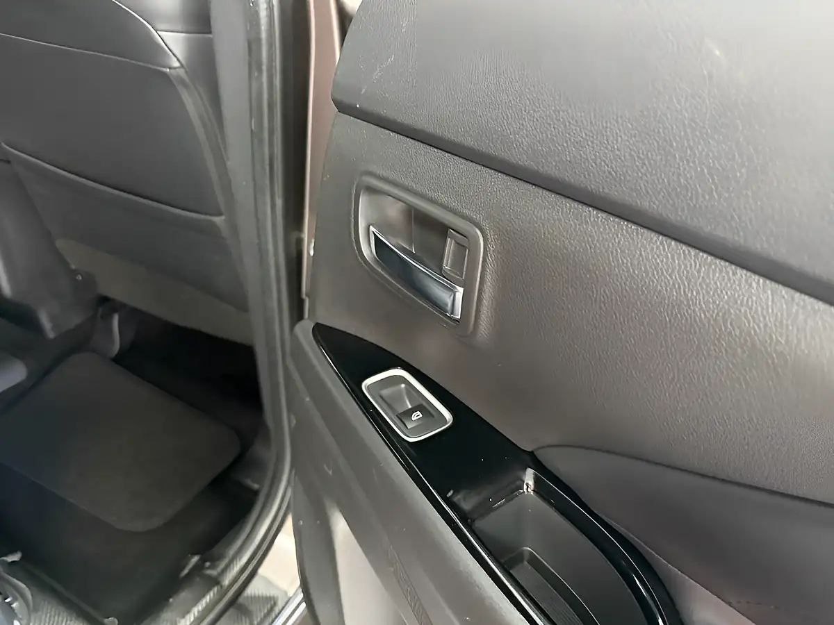 Used 2019 Mitsubishi Outlander Twinmotor Brown - Interior and Exterior details 7