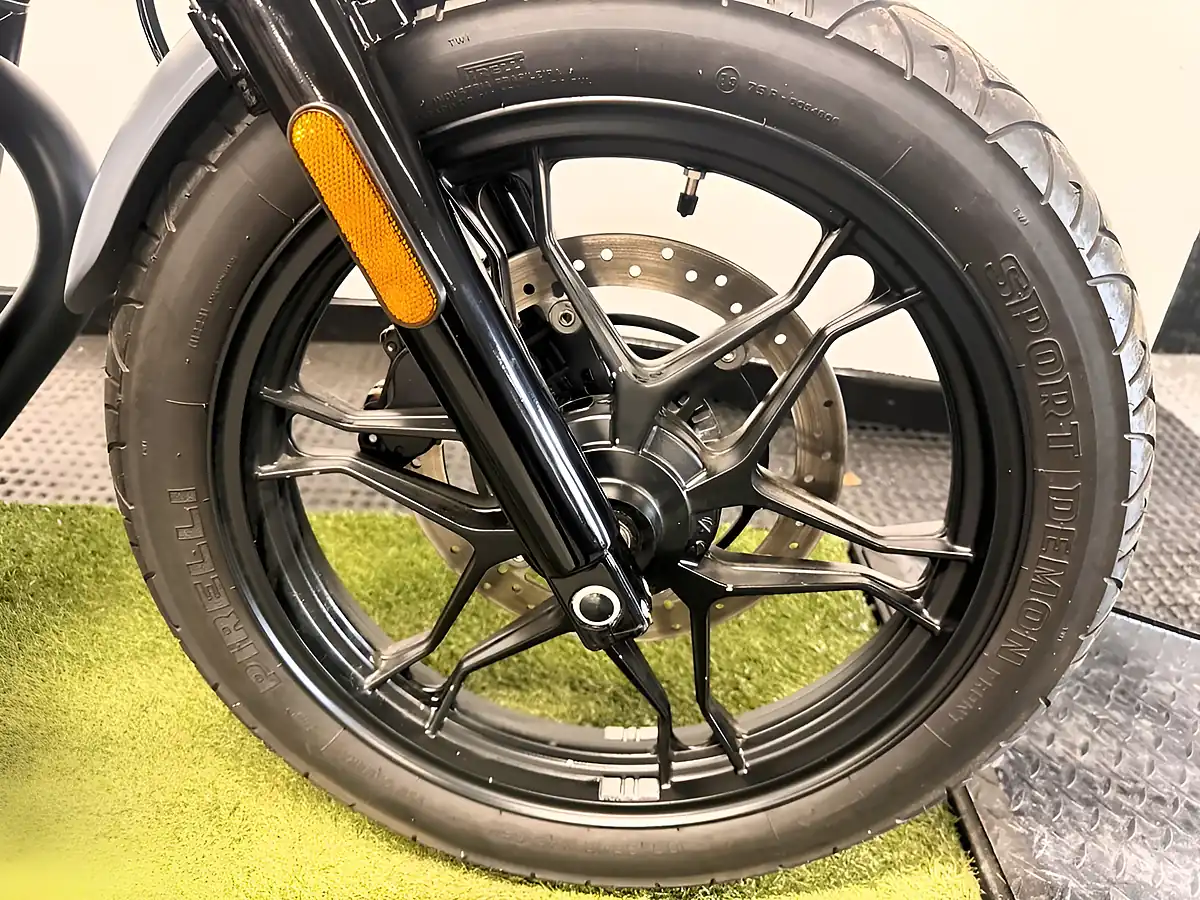 Used 2019 Moto Guzzi V7 Iii Stone Stone Grey - Interior and Exterior details 17