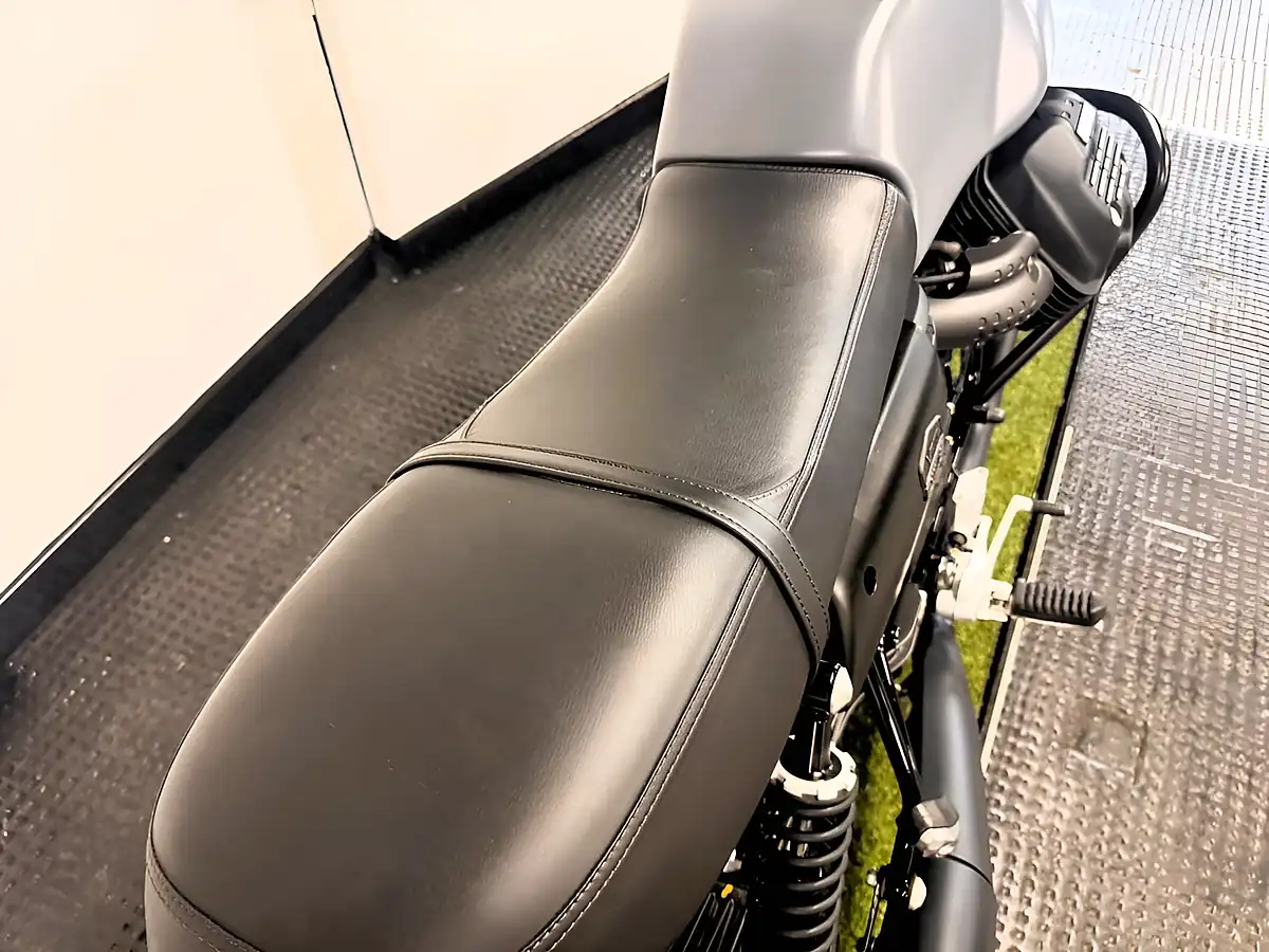 Used 2019 Moto Guzzi V7 Iii Stone Stone Grey - Interior and Exterior details 3