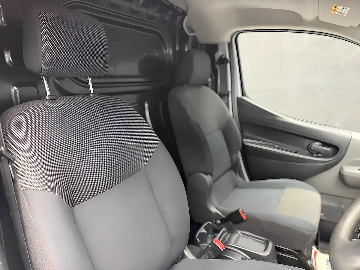 Used 2019 Nissan e-NV200 Tekna Silver - Interior and Exterior details 14
