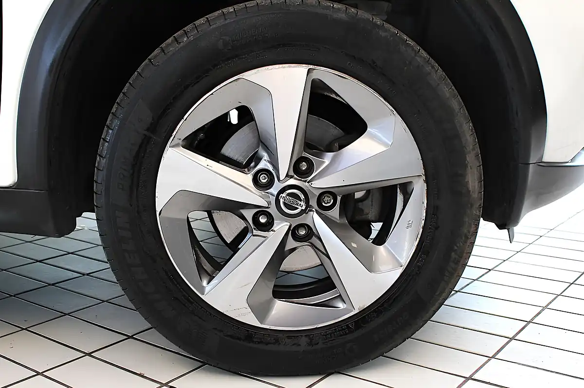 Used 2019 Nissan Juke Acenta Arctic White - Interior and Exterior details 12