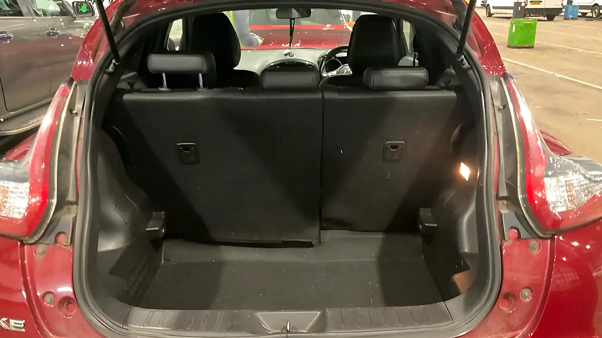 Used 2019 Nissan Juke Tekna Red - Interior and Exterior details 9