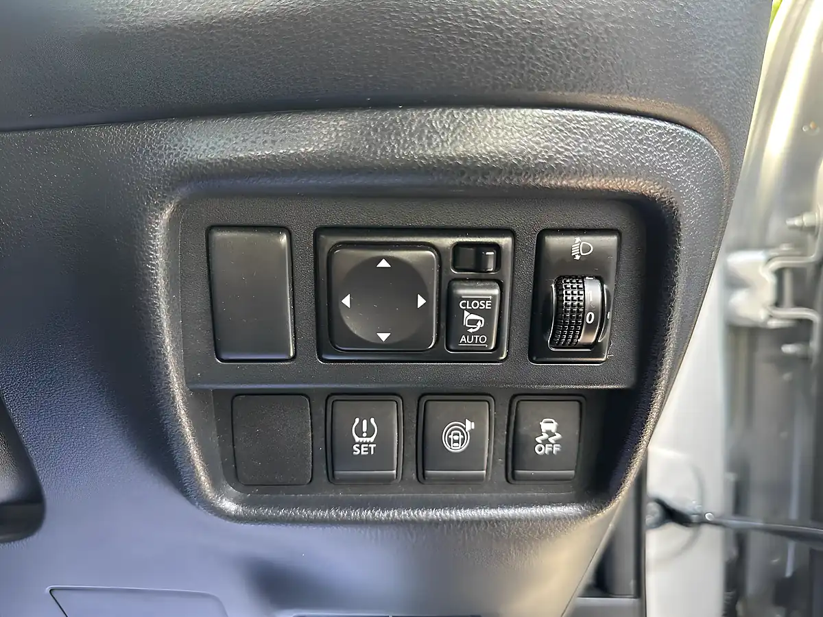 Used 2019 Nissan Juke Tekna Silver - Interior and Exterior details 17