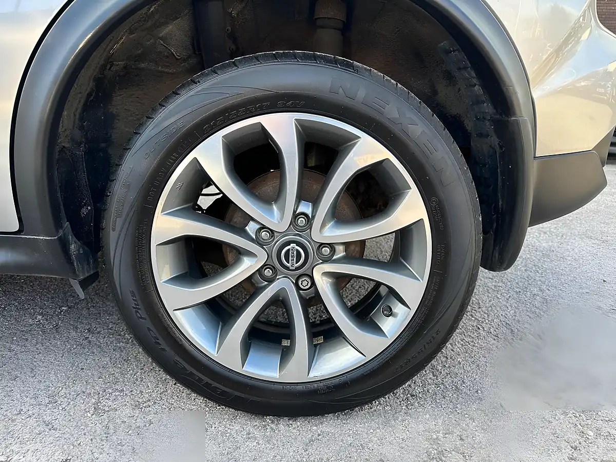 Used 2019 Nissan Juke Tekna Silver - Interior and Exterior details 19