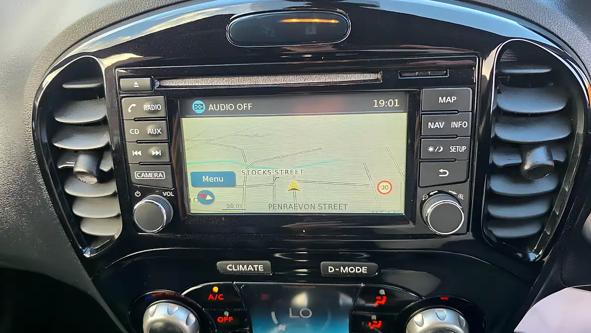 Used 2019 Nissan Juke Tekna White - Interior and Exterior details 15