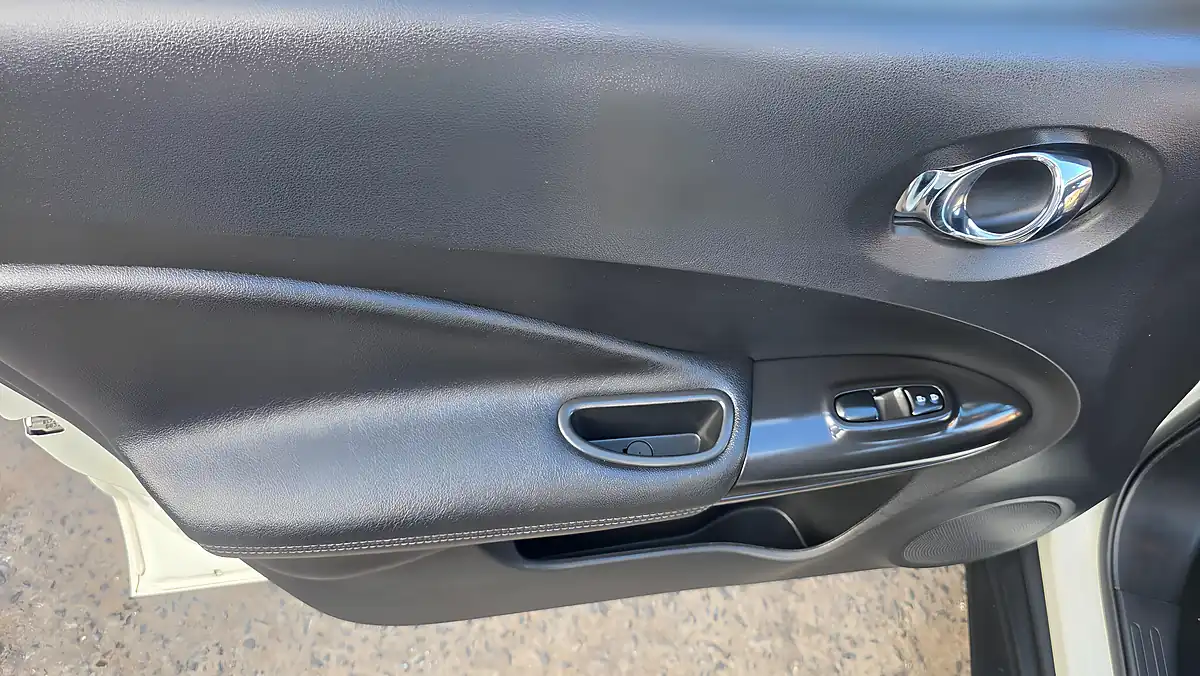 Used 2019 Nissan Juke Tekna White - Interior and Exterior details 17