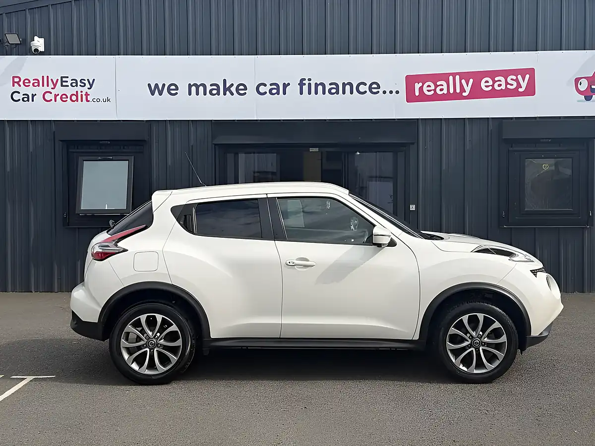 Used 2019 Nissan Juke Tekna White - Interior and Exterior details 12