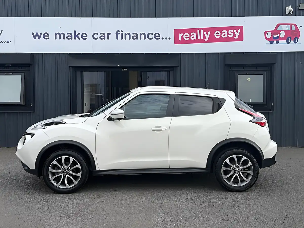 Used 2019 Nissan Juke Tekna White - Interior and Exterior details 7