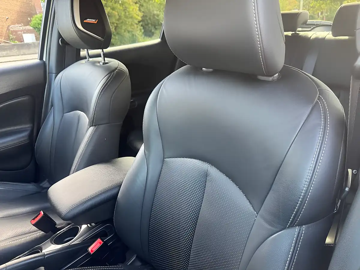 Used 2019 Nissan Juke Tekna White - Interior and Exterior details 5