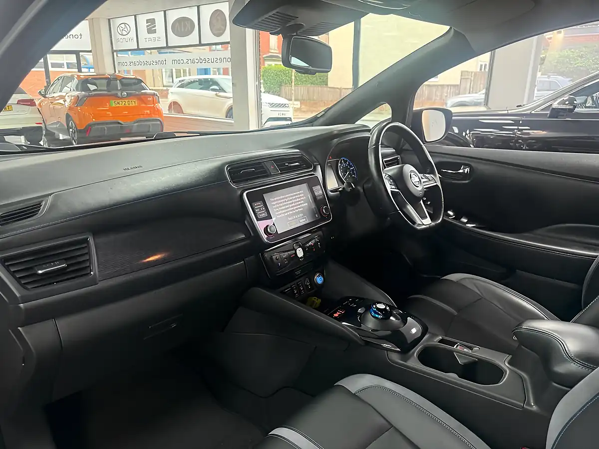 Used 2019 Nissan Leaf Tekna Bronze - Interior and Exterior details 11