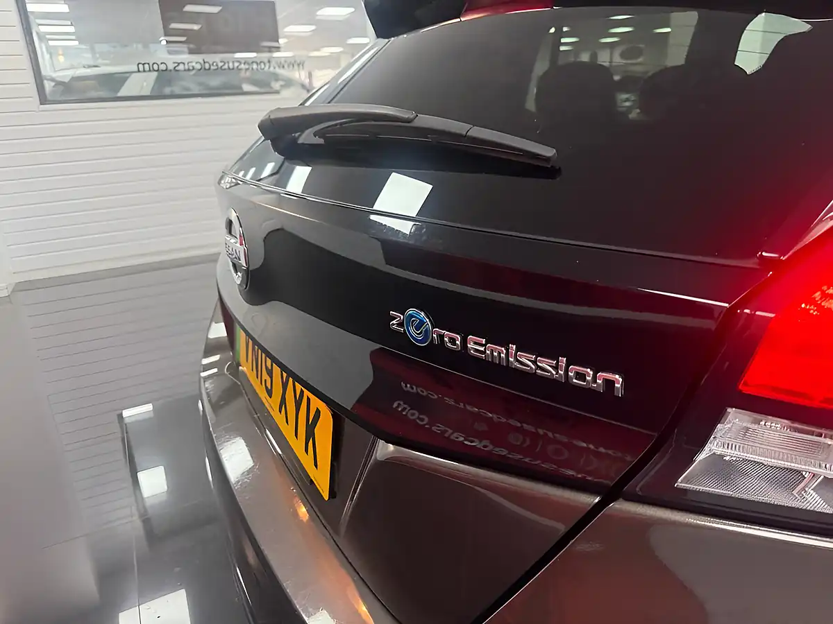 Used 2019 Nissan Leaf Tekna Bronze - Interior and Exterior details 8