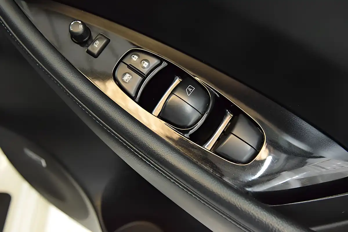 Used 2019 Nissan Leaf Tekna Pearl White - Interior and Exterior details 8