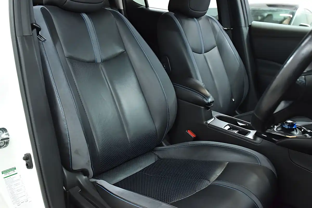 Used 2019 Nissan Leaf Tekna White - Interior and Exterior details 11