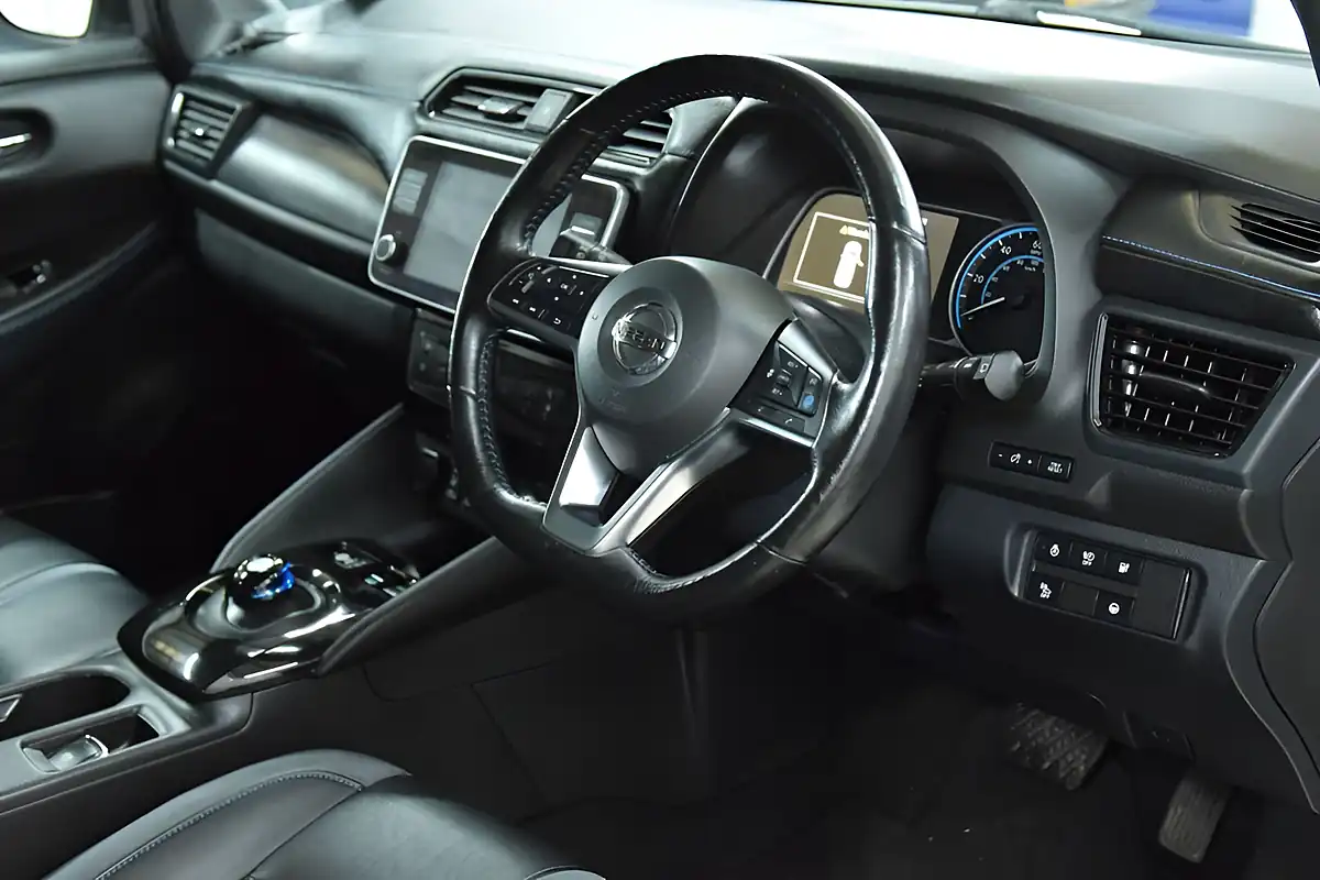 Used 2019 Nissan Leaf Tekna White - Interior and Exterior details 13