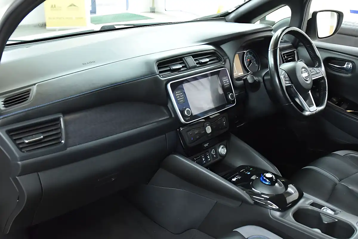 Used 2019 Nissan Leaf Tekna White - Interior and Exterior details 18