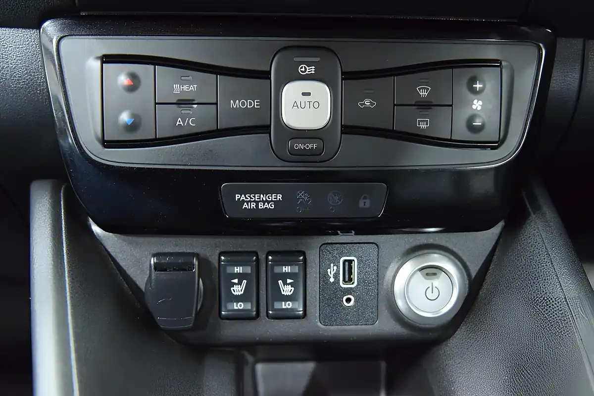 Used 2019 Nissan Leaf Tekna White - Interior and Exterior details 19
