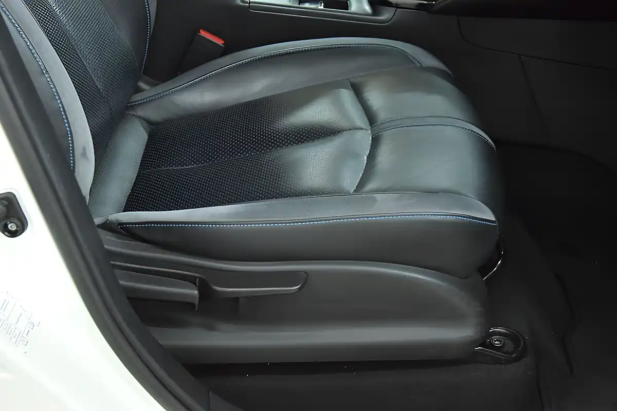 Used 2019 Nissan Leaf Tekna White - Interior and Exterior details 9