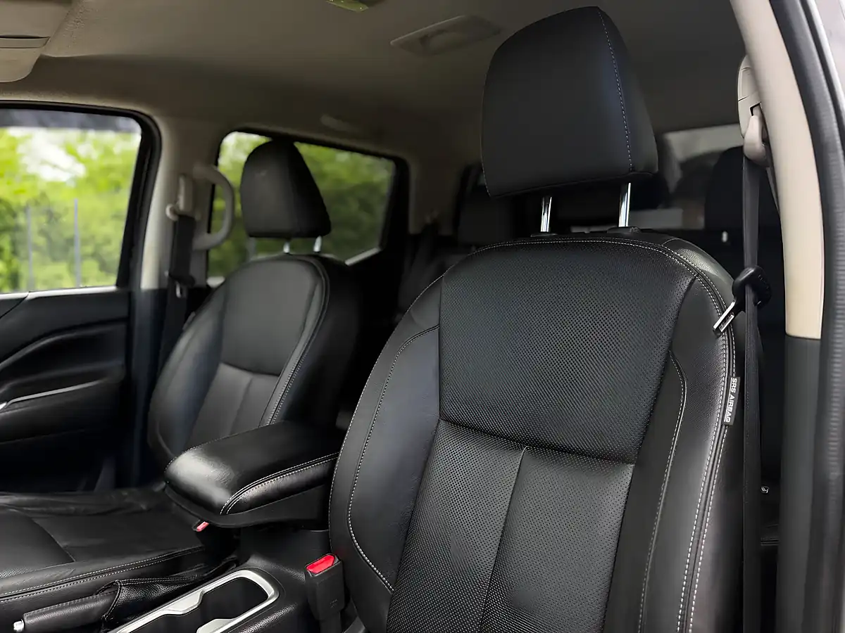 Used 2019 Nissan Navara Off-Roader AT32 Black - Interior and Exterior details 12