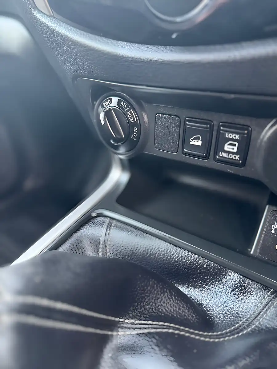 Used 2019 Nissan Navara Tekna Black - Interior and Exterior details 17