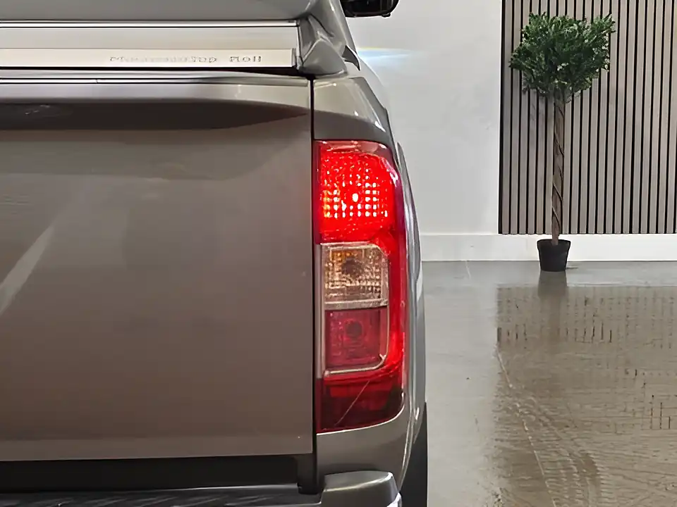 Used 2019 Nissan Navara Tekna Grey - Interior and Exterior details 11