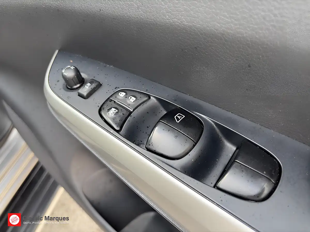 Used 2019 Nissan Navara Tekna Twilight Grey - Interior and Exterior details 14