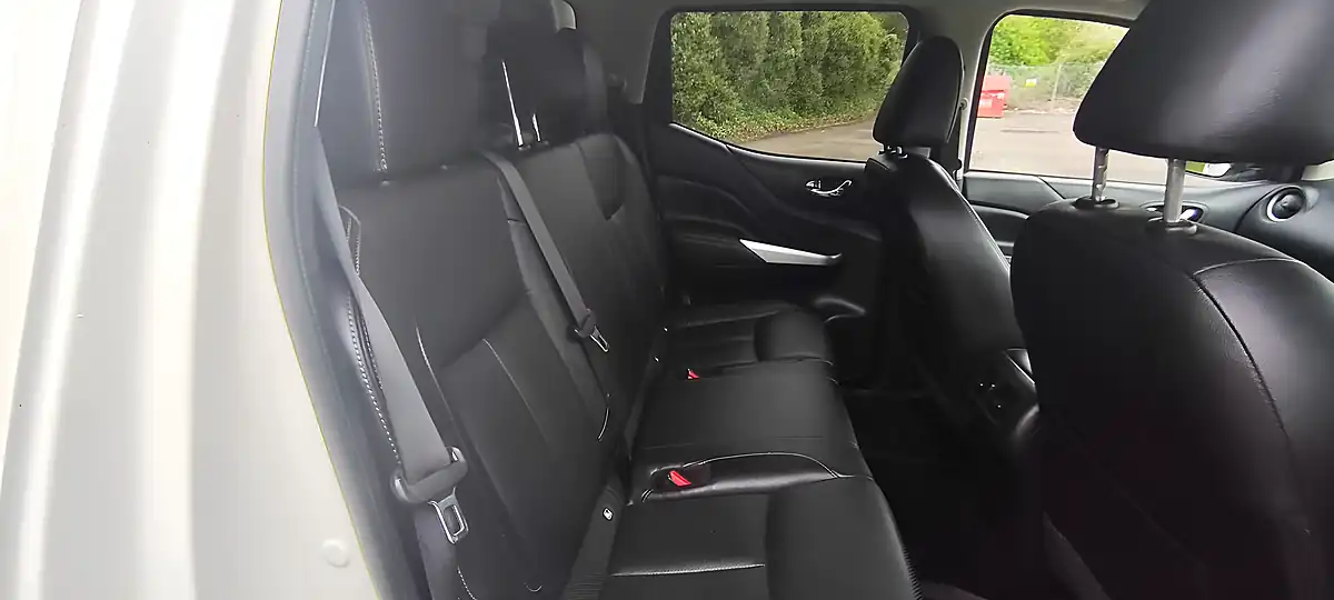 Used 2019 Nissan Navara Tekna White - Interior and Exterior details 12
