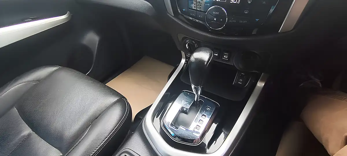 Used 2019 Nissan Navara Tekna White - Interior and Exterior details 16