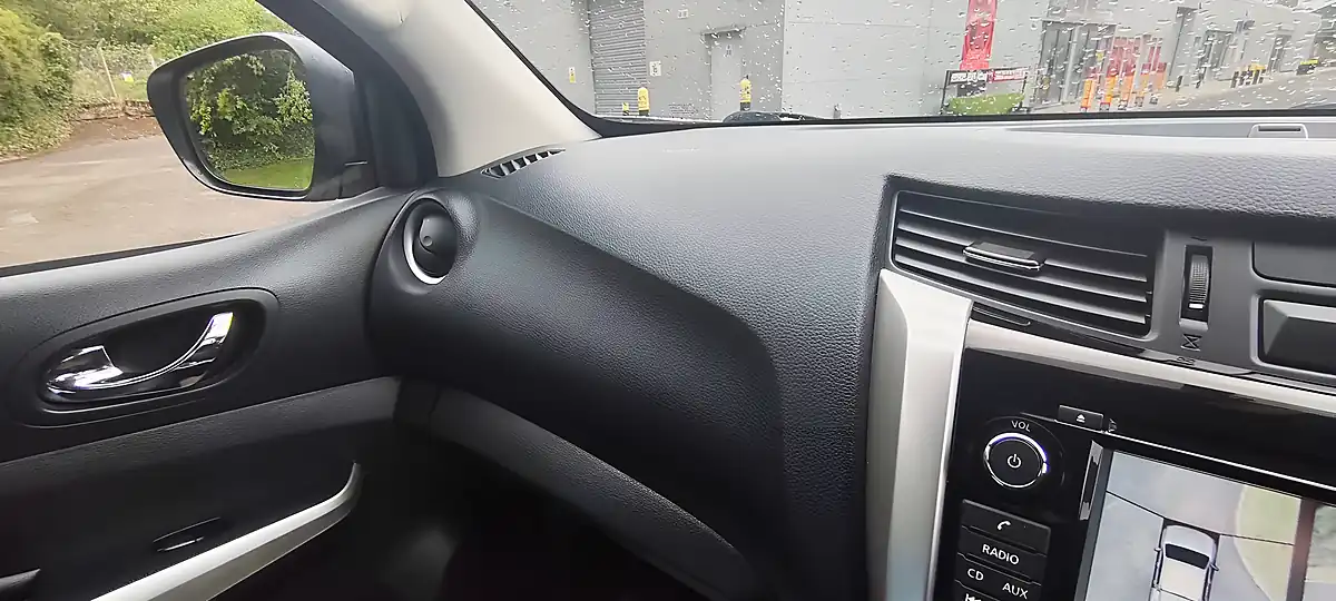 Used 2019 Nissan Navara Tekna White - Interior and Exterior details 18