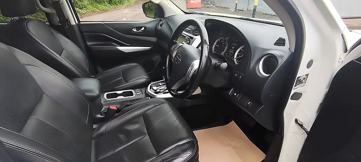 Used 2019 Nissan Navara Tekna White - Interior and Exterior details 8