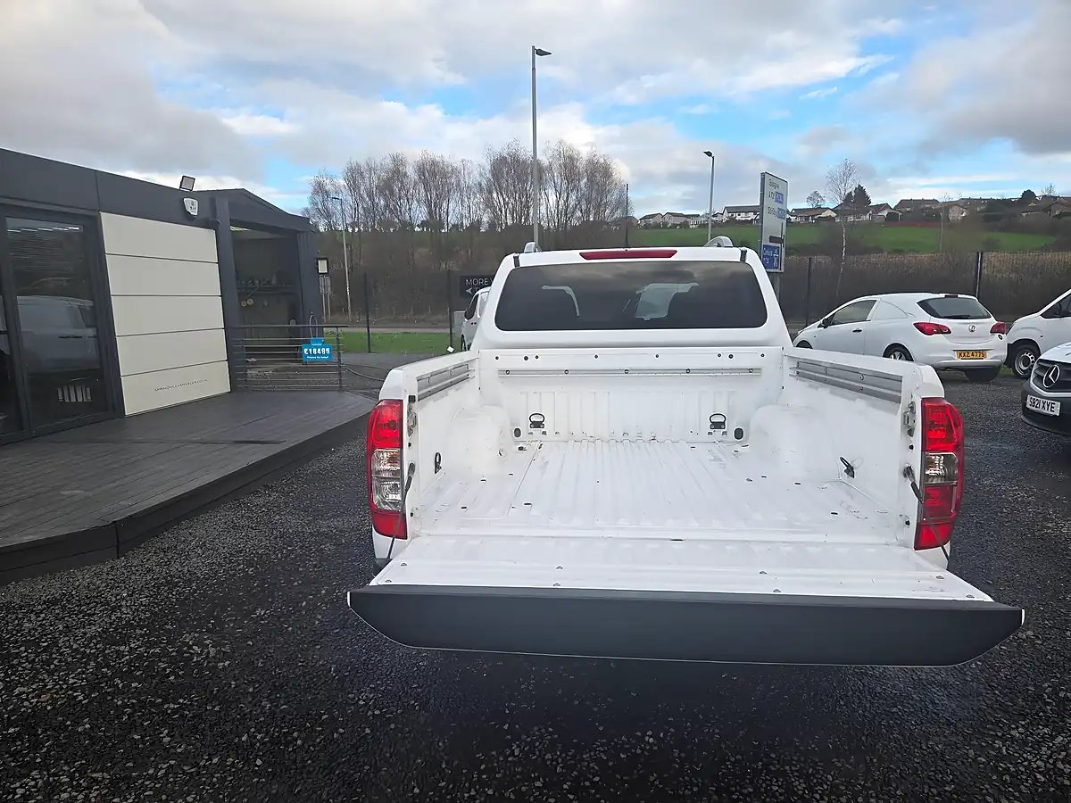 Used 2019 Nissan Navara Tekna White - Interior and Exterior details 17