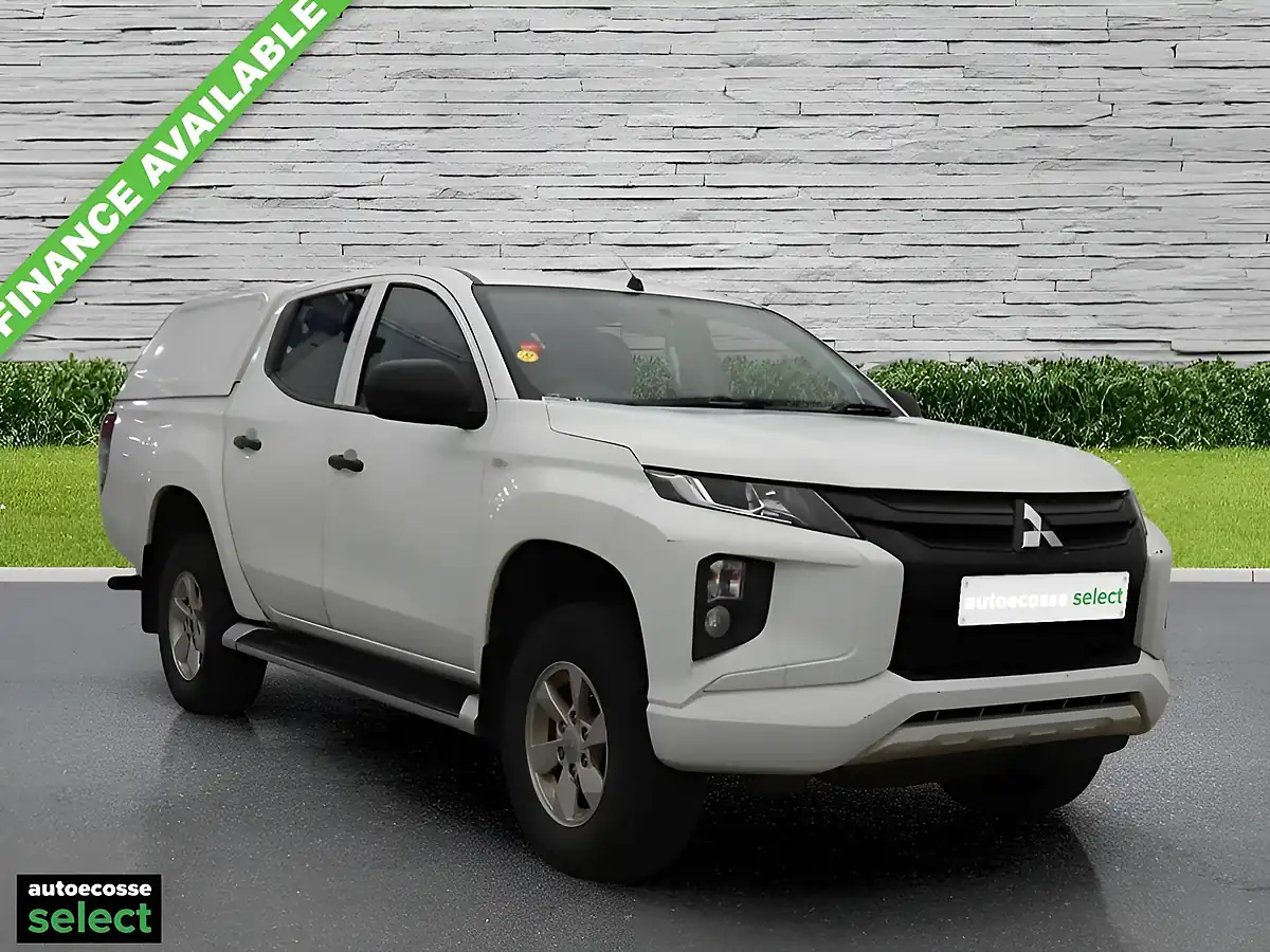 Used 2019 Nissan Navara Tekna White - Interior and Exterior details 10