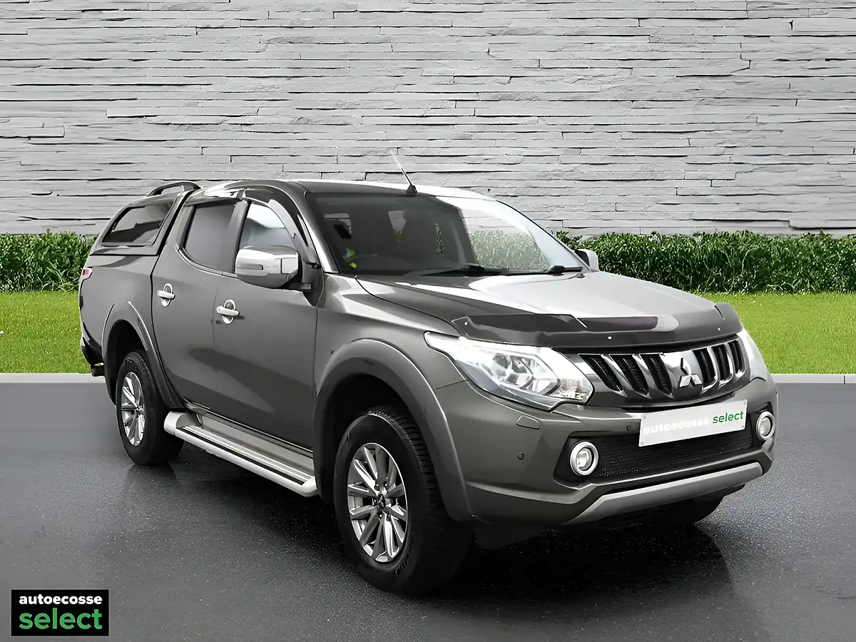 Used 2019 Nissan Navara Tekna White - Interior and Exterior details 7