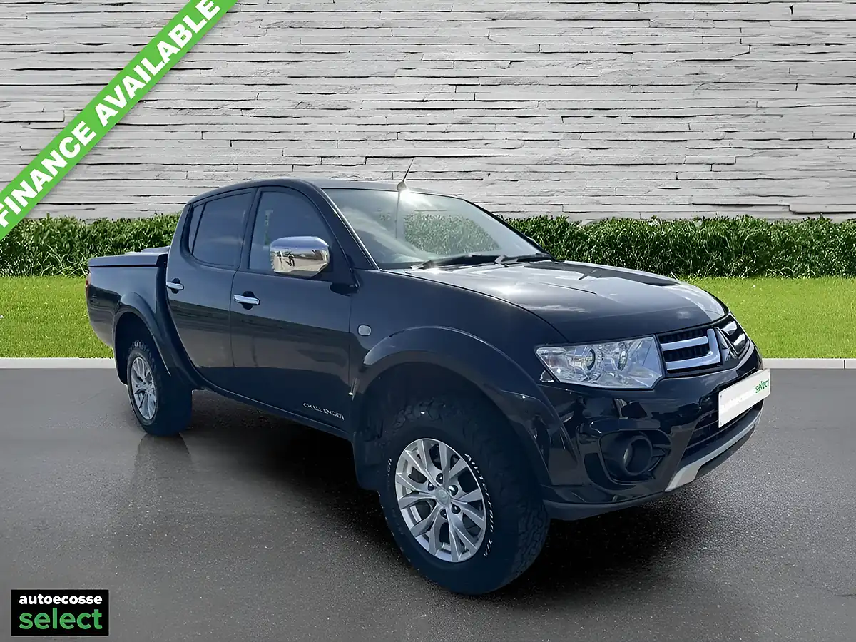 Used 2019 Nissan Navara Tekna White - Interior and Exterior details 9