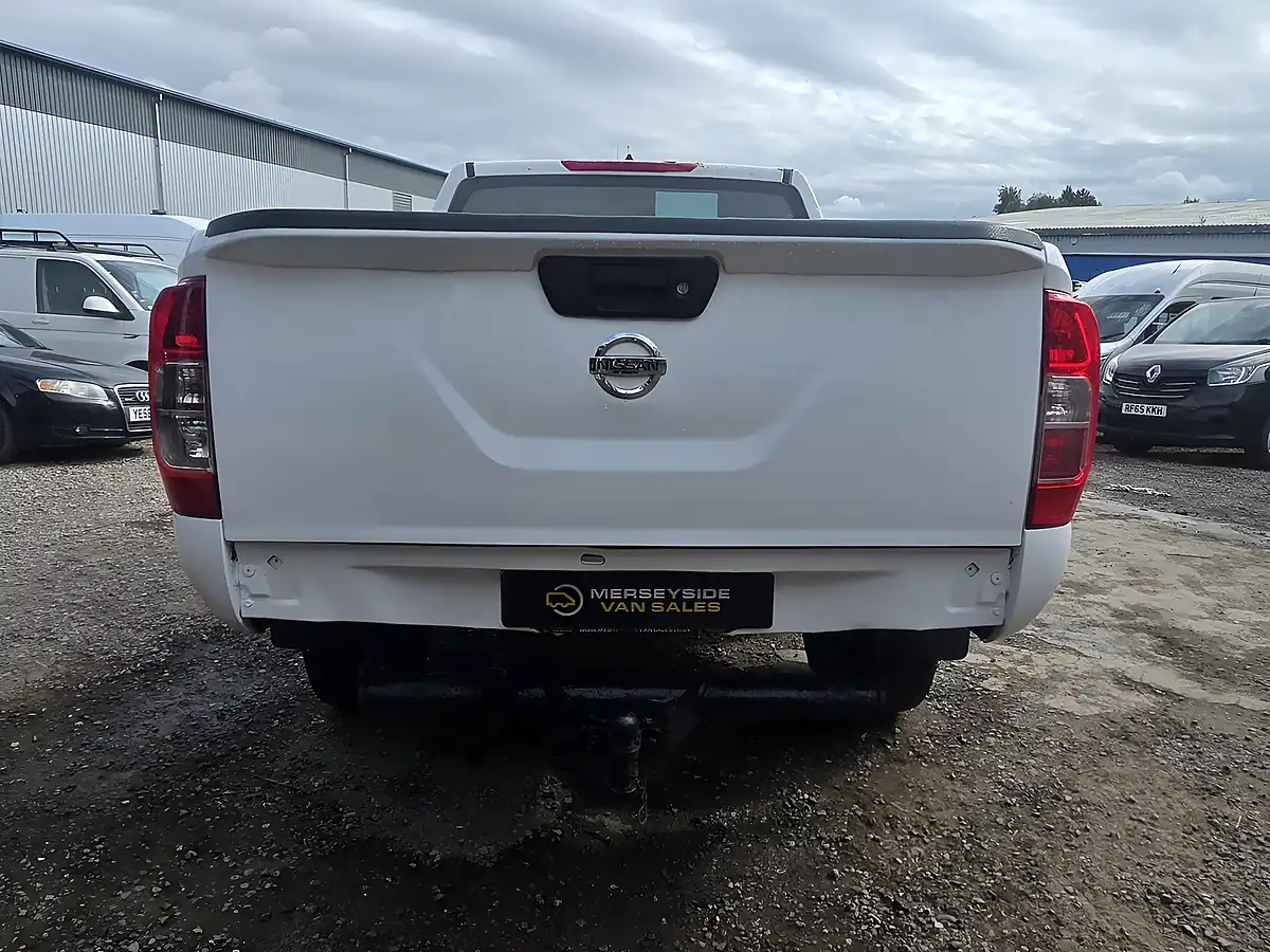 Used 2019 Nissan Navara Visia White - Interior and Exterior details 10