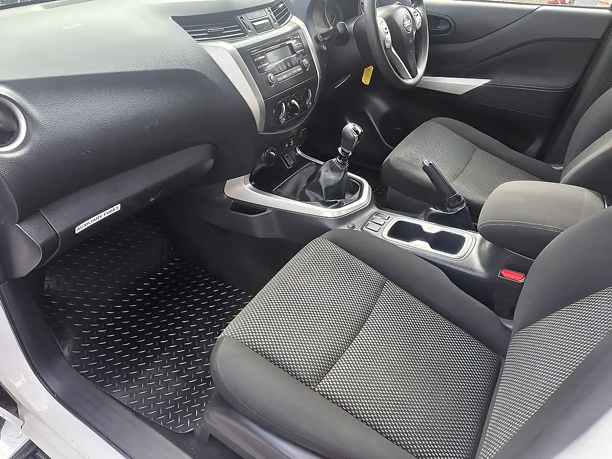 Used 2019 Nissan Navara Visia White - Interior and Exterior details 14
