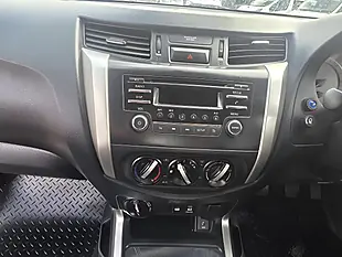 Used 2019 Nissan Navara Visia White - Interior and Exterior details 15