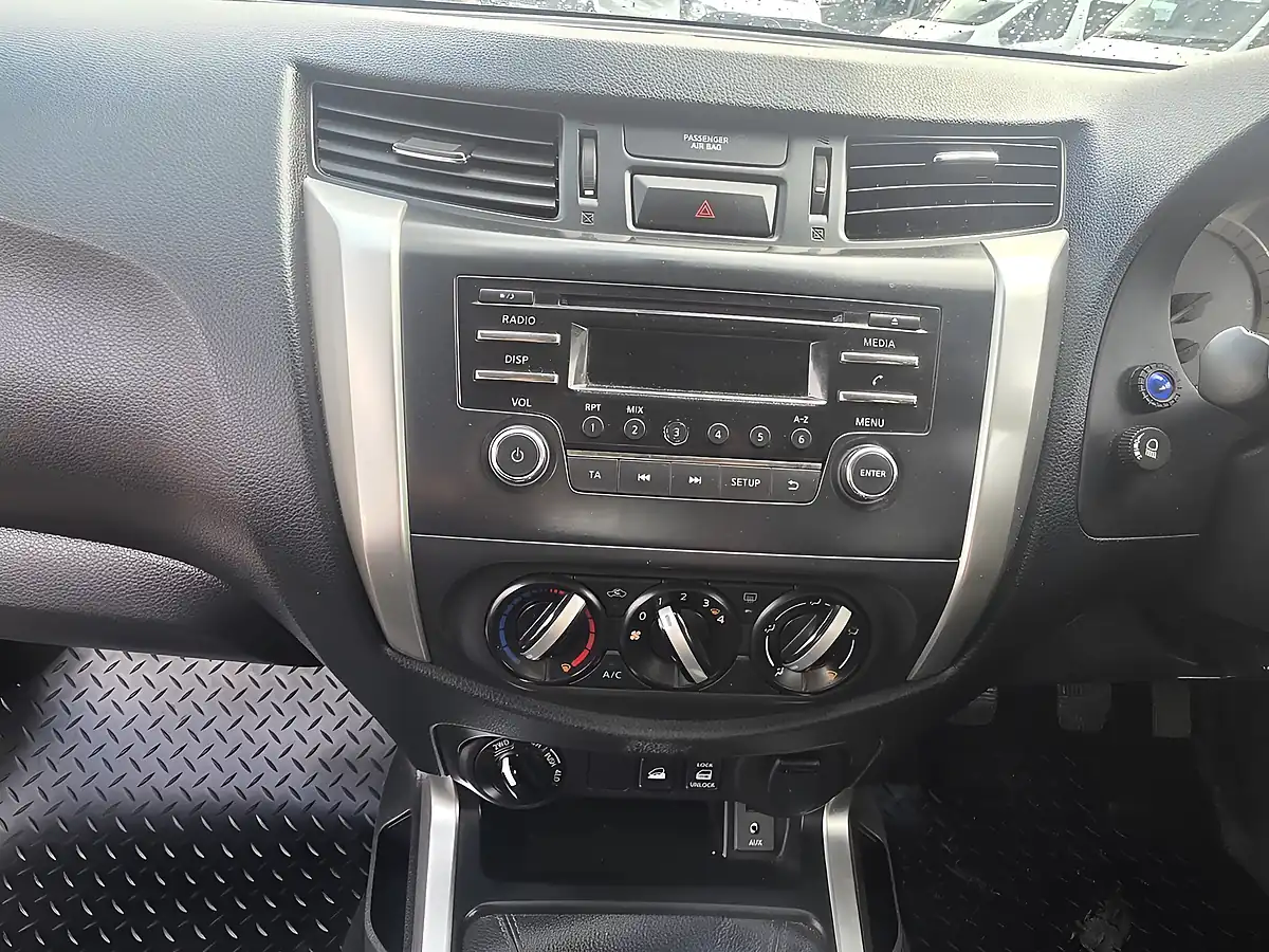 Used 2019 Nissan Navara Visia White - Interior and Exterior details 15