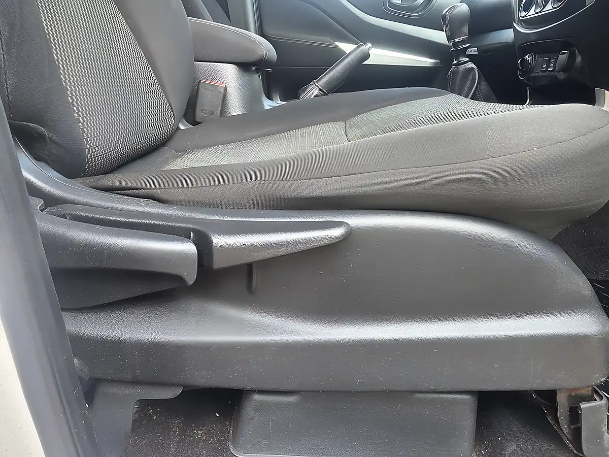 Used 2019 Nissan Navara Visia White - Interior and Exterior details 16