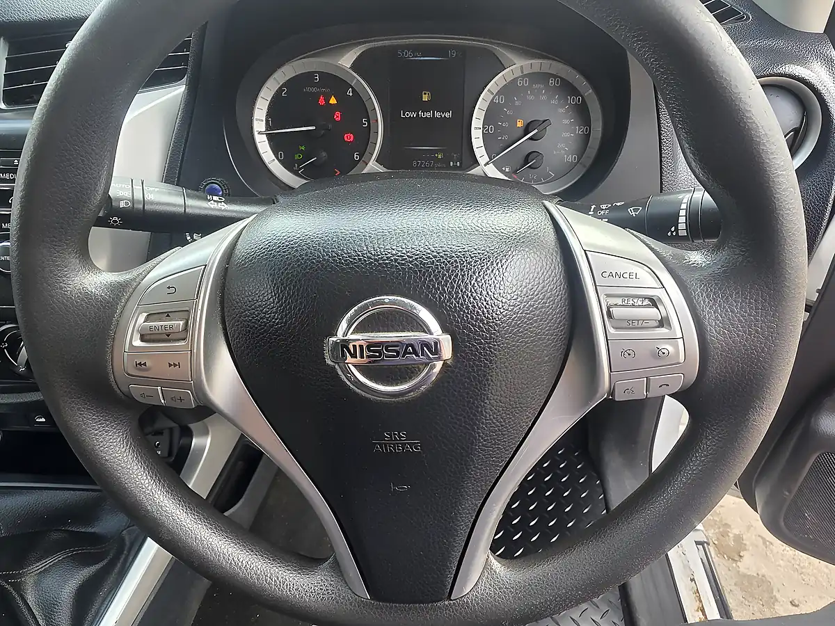Used 2019 Nissan Navara Visia White - Interior and Exterior details 17