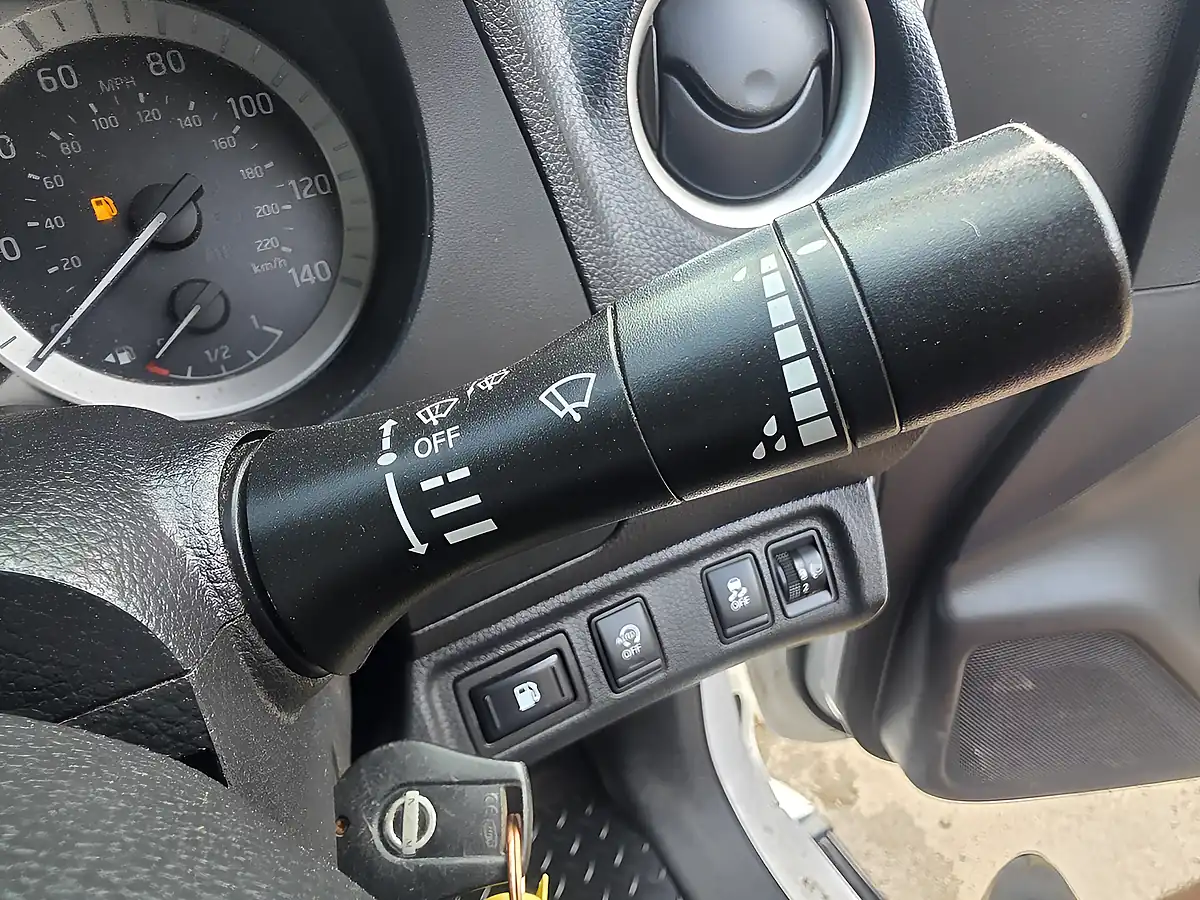 Used 2019 Nissan Navara Visia White - Interior and Exterior details 18